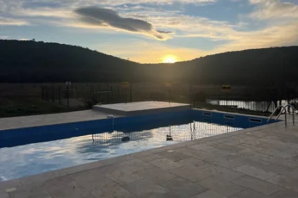 La piscine face à la vallée au coucher du soleil